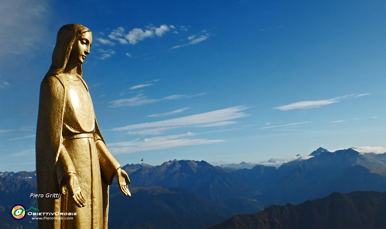 39 Madonnina del Baciamorti con vista in Menna e Arera.JPG